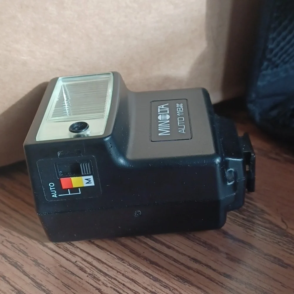 Minolta Vintage Auto 118x Hot Shoe Flash with case